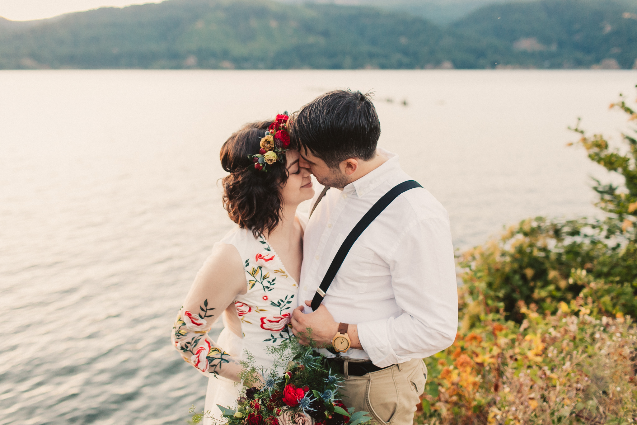 Cascade Locks Elopement Pictures by Emily Nicole Photo
